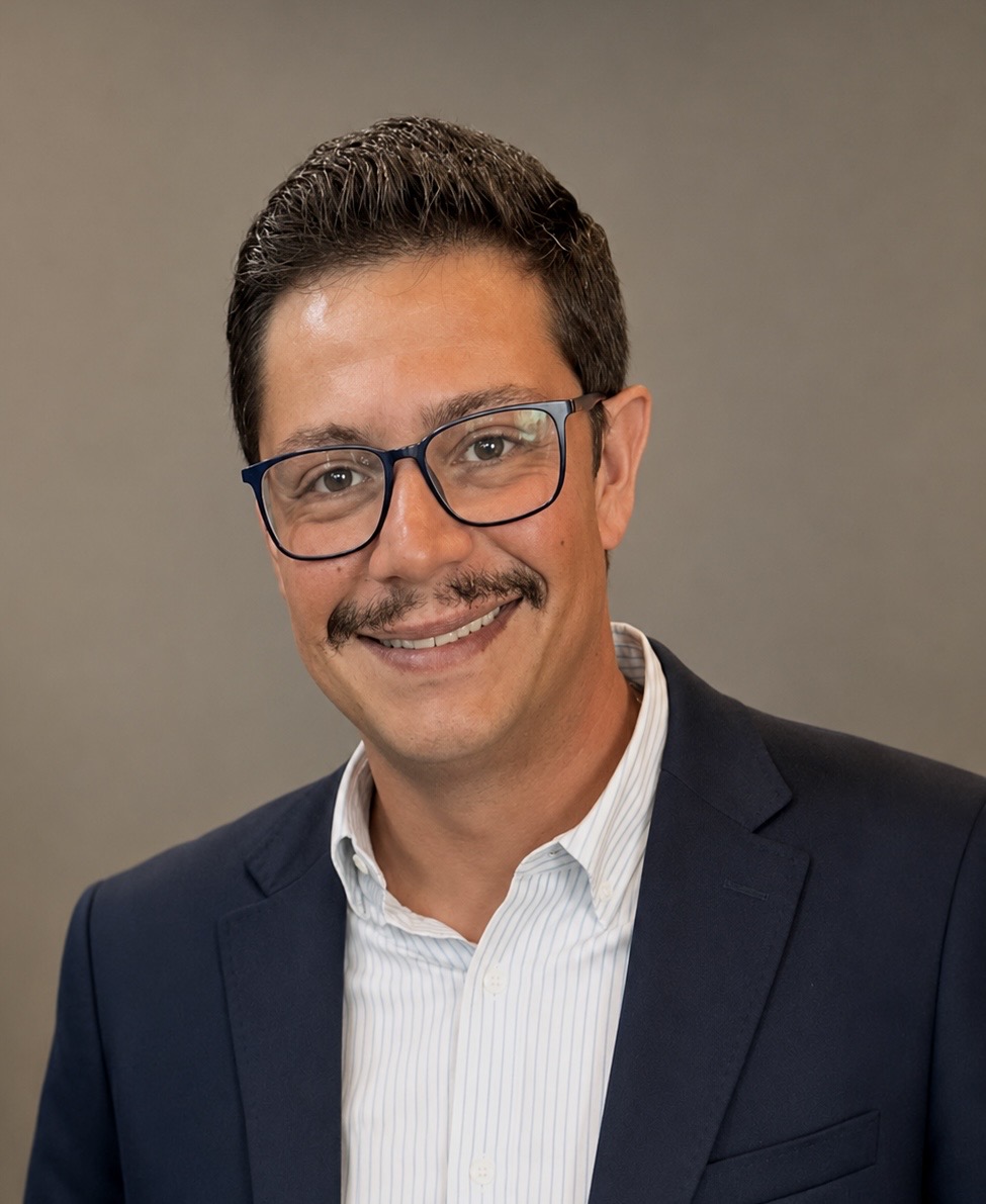 Dr. Bruno Soares, pediatra, sorrindo em um evento médico